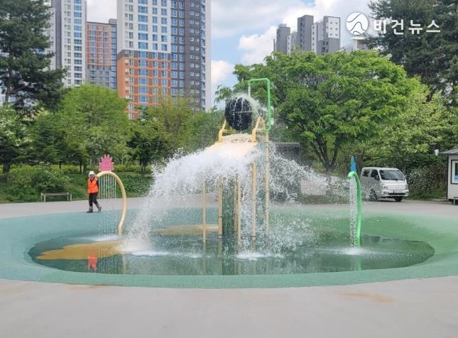 우두근린공원 물놀이형 수경시설 시범운행 모습
