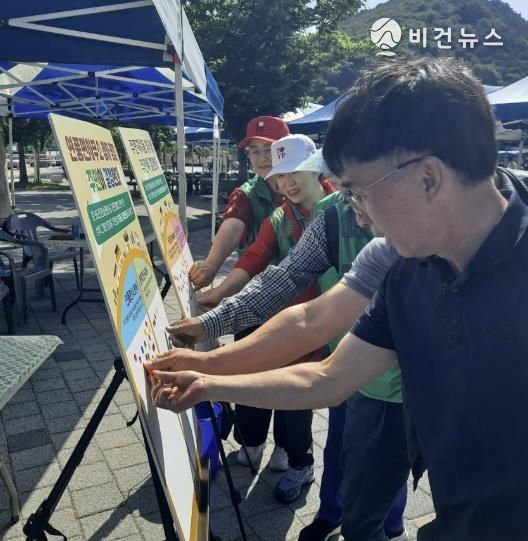 연풍면 청사 및 주민자치동 명칭공모에 투표하는 주민들