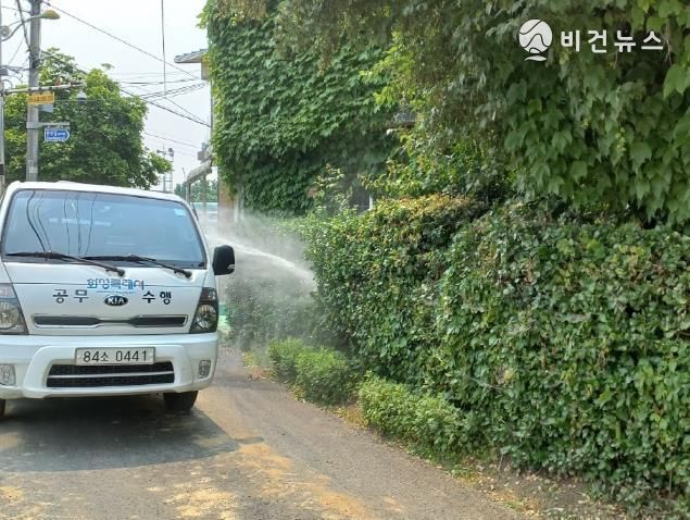 화성특례시가 모기 서식 취약지역에서 감염병 예방을 위한 방역작업을 하고 있다