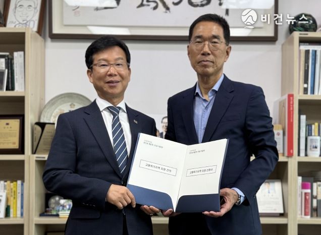 박병규 광산구청장이 지난 25일 국회에서 국회 환경노동위원회 간사를 맡고 있는 김주영 의원(오른쪽)을 만나 광산구 경제위기 상황을 설명하고, 고용위기지역 지정 협조를 요청했다.