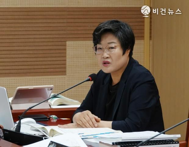 김희영 의원이 제259회 아산시의회 제1차 정례회 중 행정사무감사를 펼치고 있다.