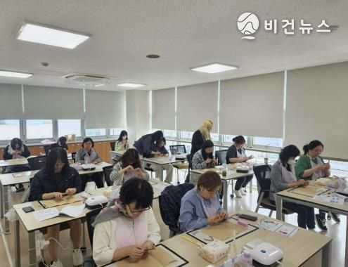 도봉구 주민들이 네일아트 입문과정 수업을 듣고 있다