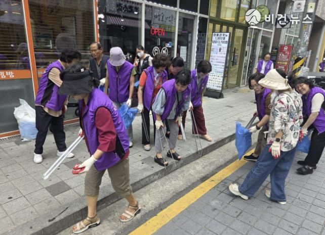 인계동에서 환경정비를 진행하는 모습