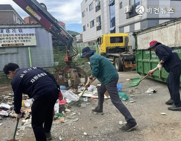지난 22일 읍내동 양유정 일원에서 진행된 수해 쓰레기 수거 활동