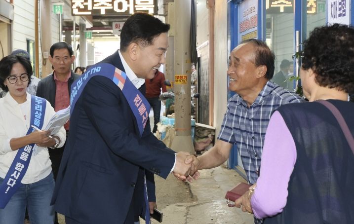 추석 명절을 앞둔 1일 김관영 전북특별자치도지사가 전주 신중앙시장을 찾아 상인들과 간담회를 갖고 전통시장 장보기 행사를 갖고 있다