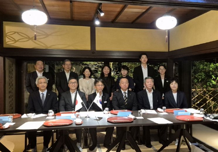 지난 16일 우에마츠 카즈히로 카가와현 지사공실장 주재 환영 만찬 현장, 카가와현, 칸온지시,  사누키시 관계자와 1900년대 초 구룡포에 이주한 어부의 친족들도 참석했다.