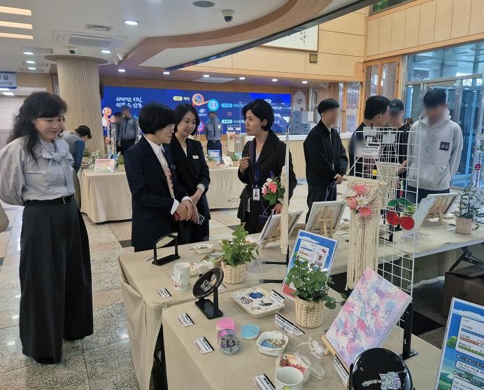 안동시 '감각으로 엮는 꿈의 예술 공방' 작품 전시회 열려