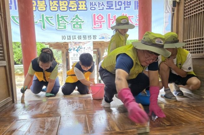 지난 19일 영천문화지킴이가 북안면 도계서원에서 시민과 함께하는 전통 기름칠 ‘콩댐’ 활동을 펼쳤다.
