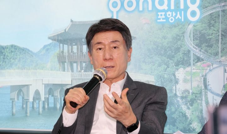 이강덕 포항시장은 21일 시청 브리핑룸에서 영국·아이슬란드 방문 성과를 설명하고 “이번 방문은 포항이 세계와 함께 성장하는 지속가능 도시로 나아가는 중요한 출발점이 됐다”고 밝혔다.