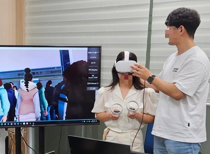 성수동 인파 밀집 사고 대응을 위한 가상현실 교육을 체험 중인 모습