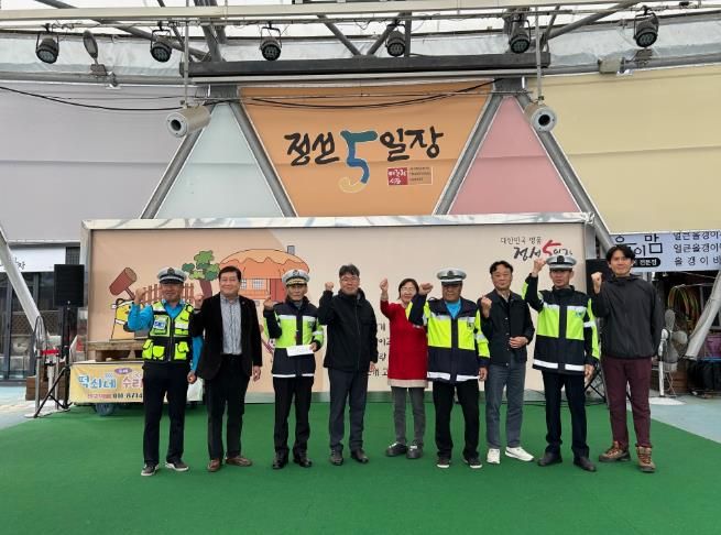 정선아리랑시장 상인회, 정선군모범운전자회 협력에백 만원 감사금 전달