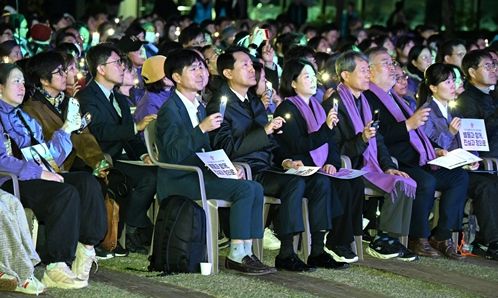 오세훈 서울시장이 25일(토) 저녁 서울광장에서 열린 ‘10.29 이태원 참사 3주기 시민추모대회’에 참석했다.