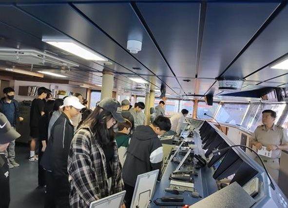 화정초등학교와 개도중학교 학생 22명이 전남대 실습선인 ‘새동백호’를 견학하고 있다.