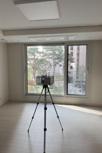 신축 아파트 대상으로 실내공기질 오염도 검사 실시하는 모습