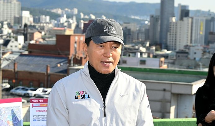 28일 구로구 가리봉2구역을 찾은 오세훈 서울시장이 신속통합기획 재개발 지원방향을 설명하고 있다.