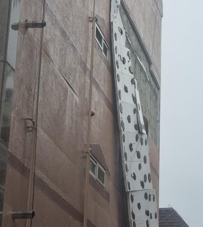 드라이비트 외단열 마감재가 시공된 건축물에서 외장재가 떨어진 모습