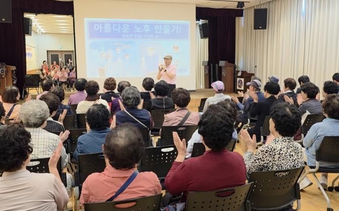 어르신들이 웃음치료에 즐겁게 참여하고 있다.