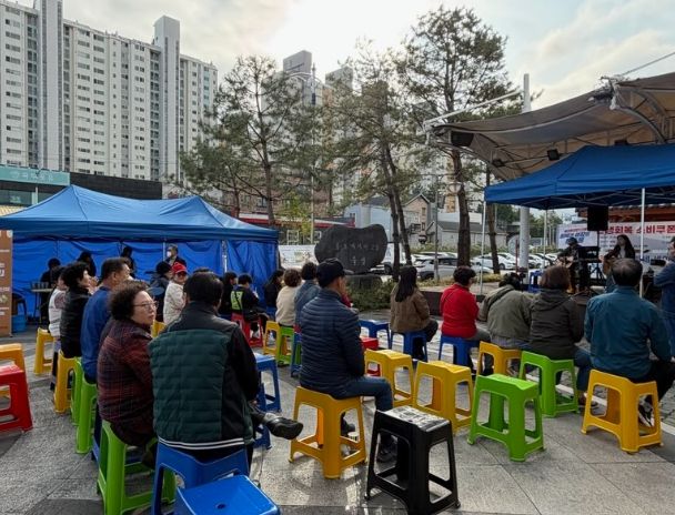 ‘문을 여는 버스킹’과 함께 따뜻한 어묵 나눔 행사