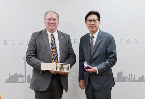 박형준 시장, '마이클 마이넬리' 영국 지옌 회장 접견