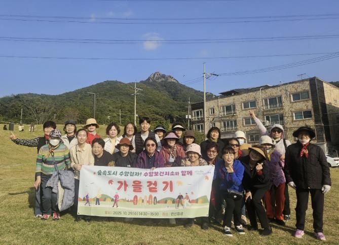 상록수보건소 수암보건지소에서 안산동 주민을 대상으로 올바른 걷기 교육과 걷기 체험을 진행하고 있다.