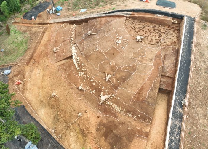 고성 송학동 고분군 14호분 즙석(葺石) 설치 모습