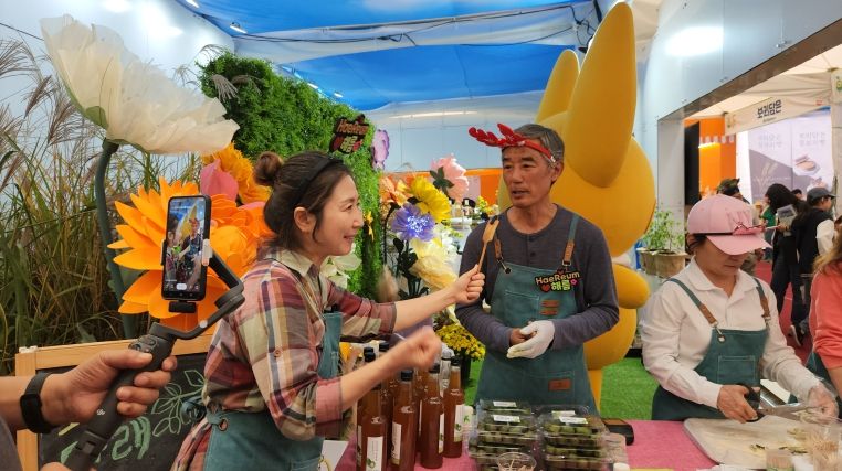 제농업박람회 함평홍보관 부스에서 해름 스토어 운영하는 모습과 라이브커머스 방송장면