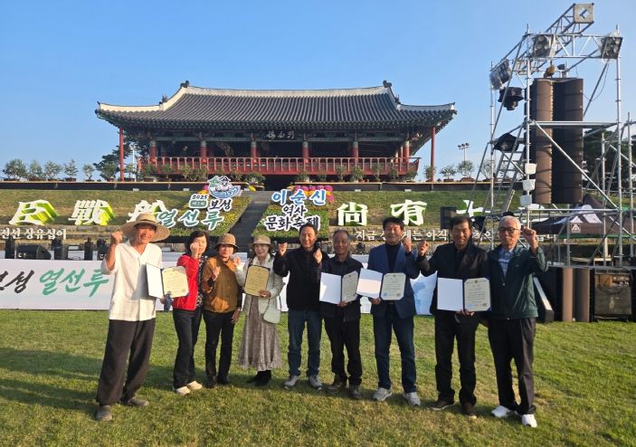 보성군, 제3회 대한민국 차나무분재대전 및 2025 전라남도 우수분재대전 성황리 마무리__제3회 대한민국 차나무분재대전 수상자 단체 사진