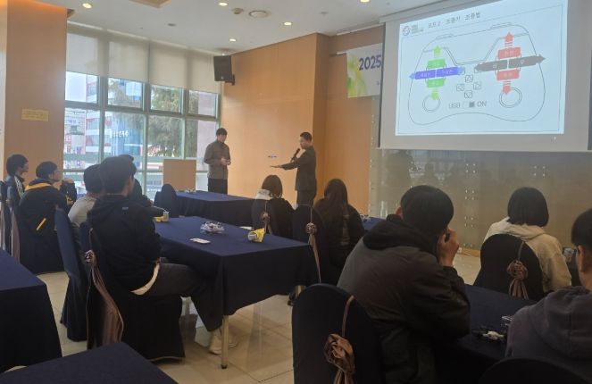 광주시교육청이 30일 국립중앙과학관에서 진행한 AI 체험 캠프에서 참가 학생들이 드론에 대해 실습하고 있다.