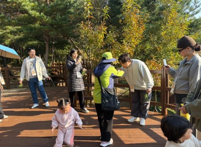 숲의 요소를 활용한 숲태교 프로그램에 참여하는 모습