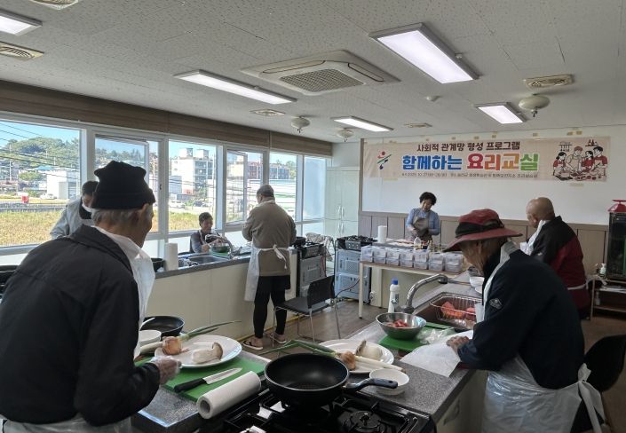 울진군은 고독사 예방 사업 대상자를 대상으로 사회적 관계망 형성 프로그램 ‘함께하는 요리 교실’을 성공적으로 마무리 했다