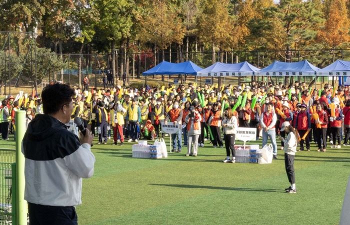 최충규 대덕구청장이 1일 을미기체육공원에서 열린 ‘2025 대덕구민 생활체육대회’에 참석해 대덕구민과 체육인들에게 인사말을 전하고 있다.