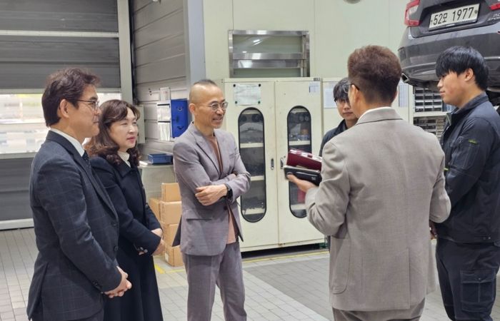 광주시교육청이 지난 30일 현장실습 기업 제이원모터스에서 진행한 직업계고 현장실습 특별 지도·점검에서 최승복 부교육감을 단장으로한 점검반이 실습생과 기업 담당자를 만나 현황을 확인하고 있다.