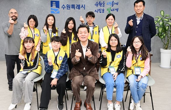 이재준 수원시장(앞줄 가운데)과 청개구리 기자단이 함께하고 있다.