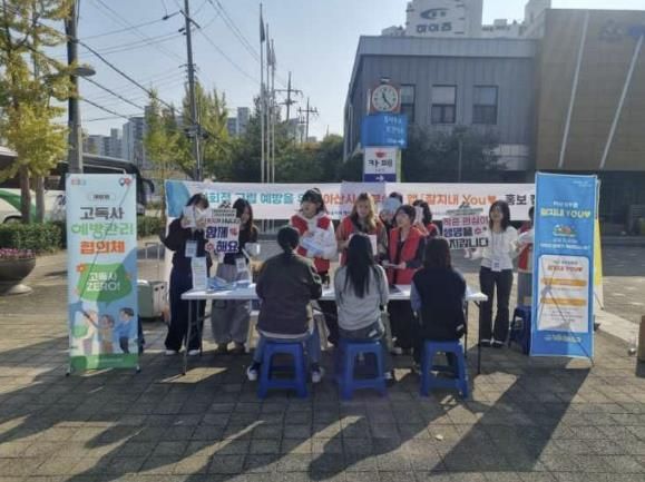 지역 주민에게 앱 설치 및 복지 상담 중인 행복키움추진단과 순천향대학교 학술동아리 PRerz