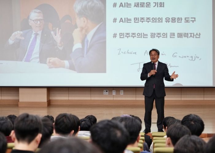 강기정 광주광역시장이 3일 북구 한국폴리텍대학 광주캠퍼스에서 '인공지능(AI)으로 여는 광주의 미래, 청년의 역할'을 주제로 청년들과 소통하고 있다./광주광역시 제공