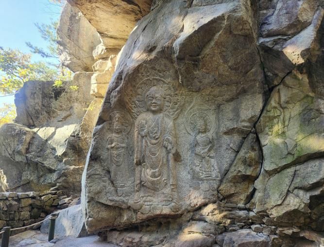 서산 용현리 마애여래삼존상