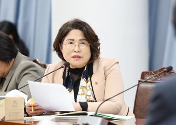 전라남도의회 김화신 의원(더불어민주당, 비례)이 지난 11월 3일 열린 대변인실 행정사무감사에서 질의하고 있다.