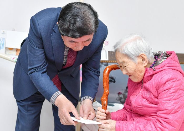 횡성군, 100세 어르신 8명에게 장수지팡이 ‘청려장’ 전달