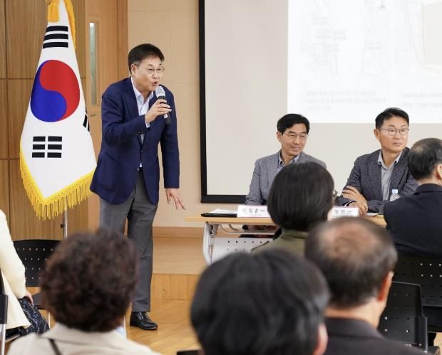 종로구 자연경관지구·고도지구 규제완화 주민토론회에 참석한 정문헌 구청장