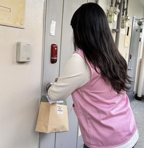 창4동지역사회보장협의체 위원이 복지사각지대 의심 가구에 식료품 꾸러미를 걸어놓고 있다.