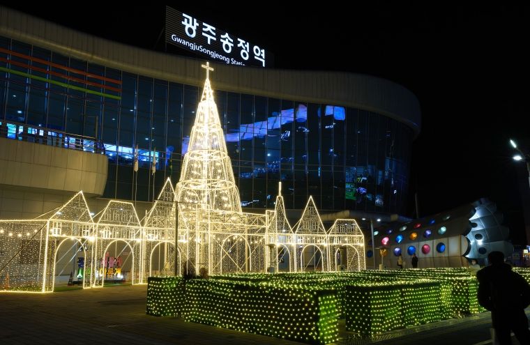 광산구 12월 가장 예쁜 역 사업 추진_2024년 광주송정역 빛의 광장 성탄 트리