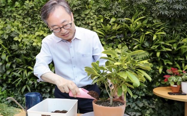 유성훈 금천구청장이 금천정원지원센터에서 화분에 흙을 채워주며 식물을 돌보고 있다