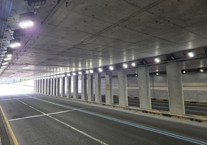 상대지하차도 내 전기시설 지상 설치 완료 후 조명 점등 상태를 확인하고 있다.