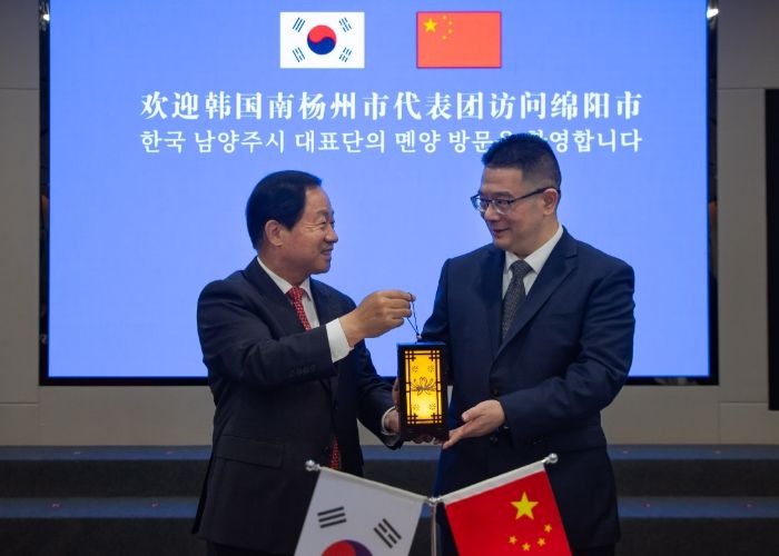 주광덕 남양주시장(좌)이 리원 몐양시장(우)에게 기념품을 전달하고 있다.