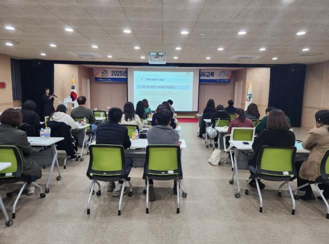 지난 7일 청양군 사회복지관 대회의실에서 읍·면 통합사례관리 담당자들의 역량강화를 위한 직무교육을 진행했다.