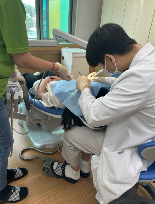 금산동초 구강보건실 정밀 구강검진 모습