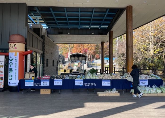 개점 9주년 행사를 연 수원로컬푸드직매장.
