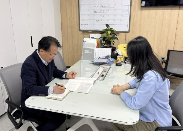 소상공인이 소상공인원스톱지원센터에서 전문가에게 상담받고 있다.