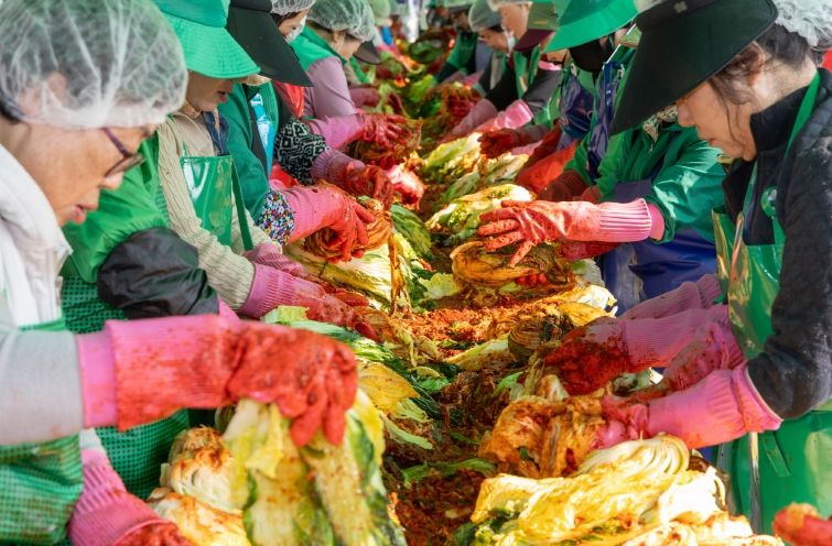 익산시새마을회, 온정 듬뿍 담은 사랑의 김장 나눔