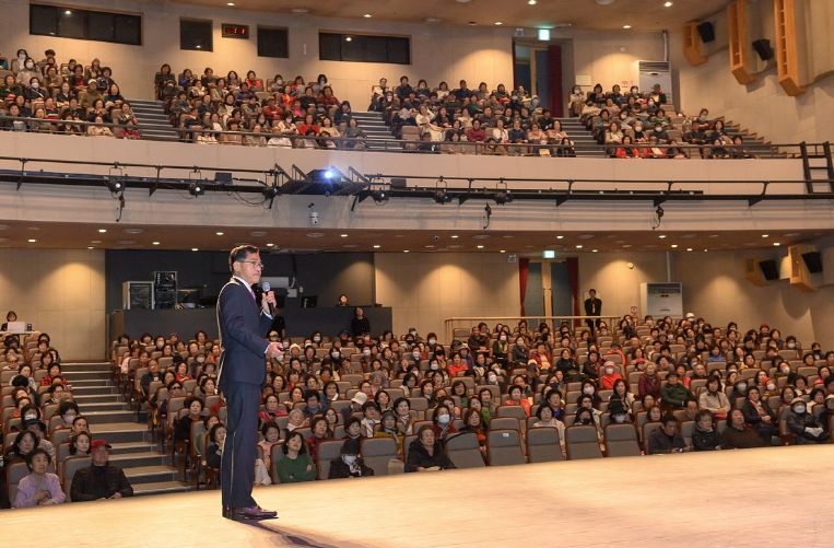 이기재 양천구청장이 반장들에게 특강을 진행하고 있는 모습